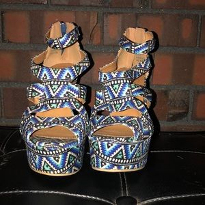 Aztec print 5 1/2 shi by journeys